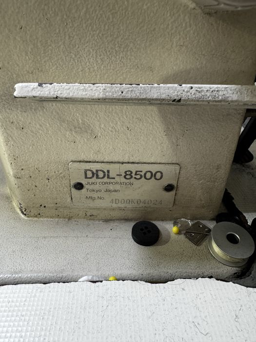 Mașină de cusut industrială JUKI DDL-8500 cu masă și motor