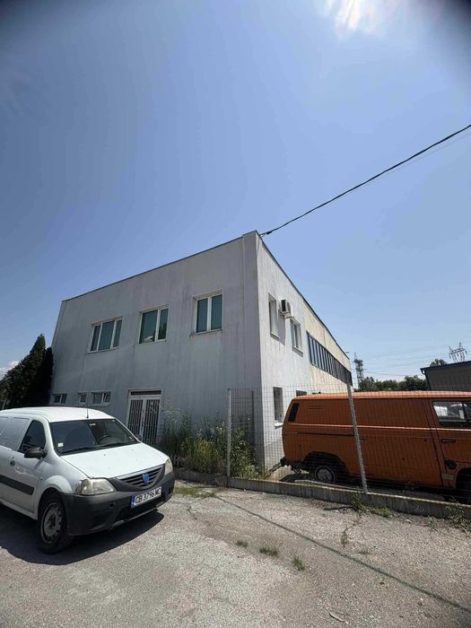 Дава се под наем Промишлена сграда в София, Военна рампа - 500 кв.м за 3500 € - Снимка #1