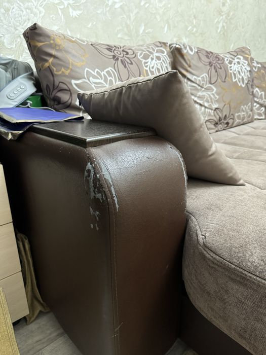 Диван и кресло.