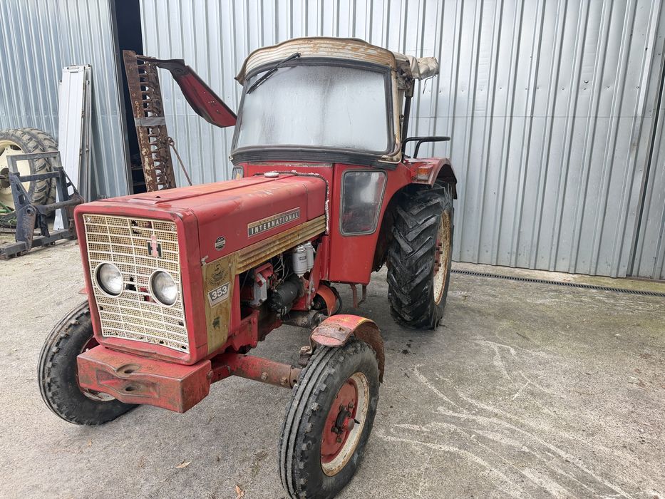 Tractor international 353 cu cositoare