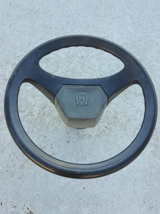 Volan pentru tractoras de tuns gazon.
Se potrivește pe multe modele.
N