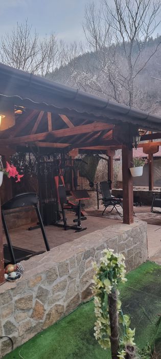 Къща (Граничи със река и планина!)