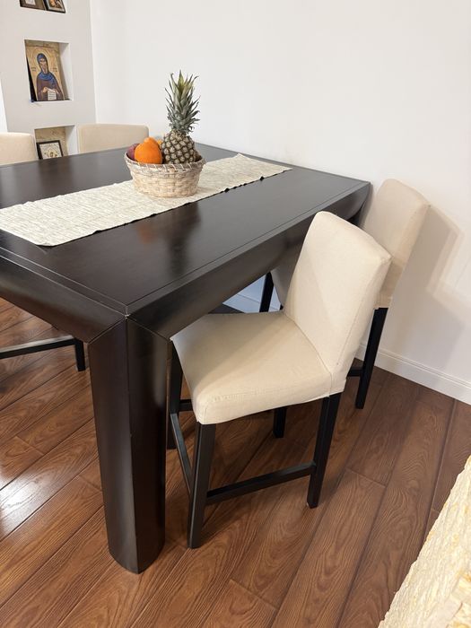 Masa din lemn cu 4 scaune tip bar