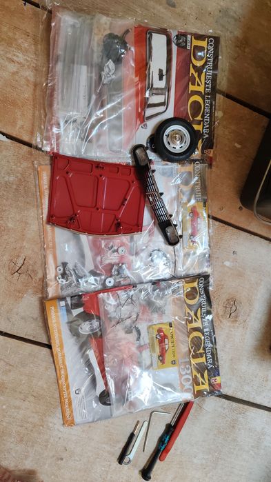 Set Macheta Dacia 1300 Scara 1:8 - Numerele 7, 8 și 9 + Accesorii/Unelte