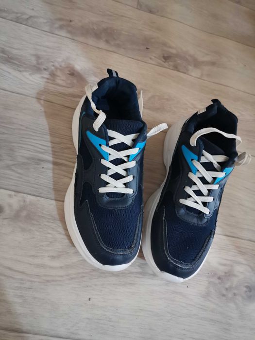 кроссовки продаеться девочкам