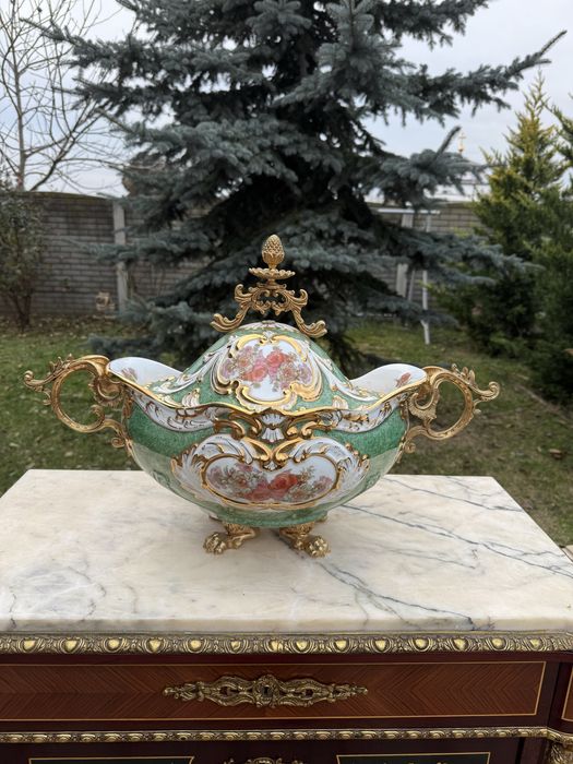 Fructiera cu capac din portelan pictat manual si elemente bronz