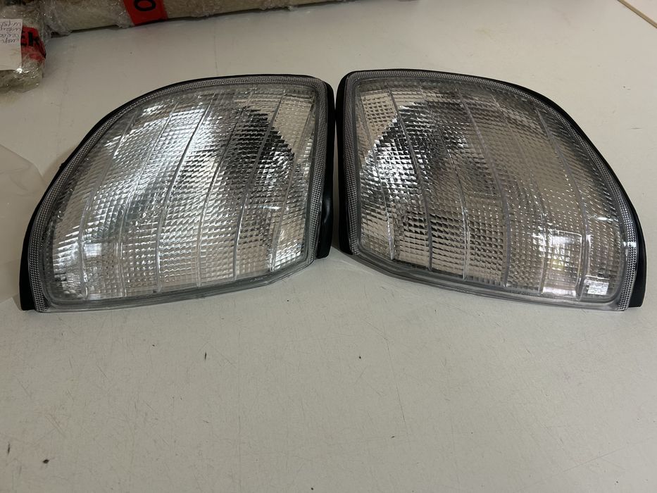 Продаеться поворотники от Мерседеса 140