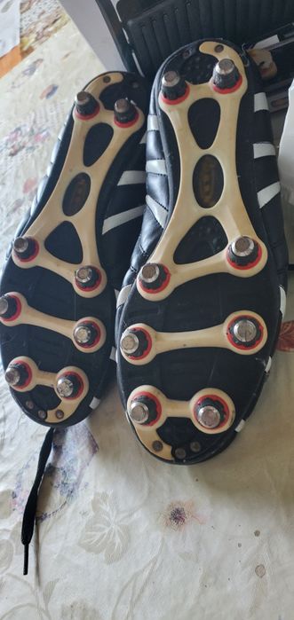 Adidași cu crampoane