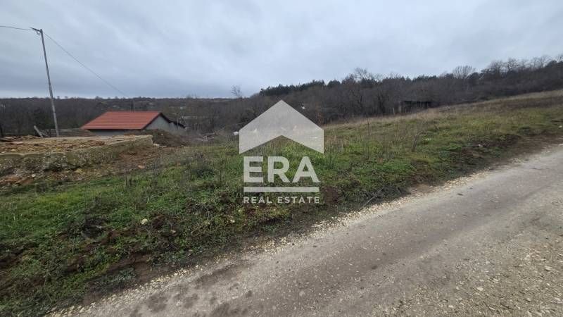 Ъглов парцел за продажба с одобрен ПУП , ведно с  едноетажна постройка