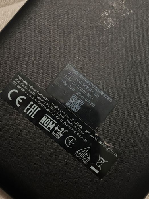 Без кутия 16 GB памет,възможност за микро SD ,зарежда се с микро USB