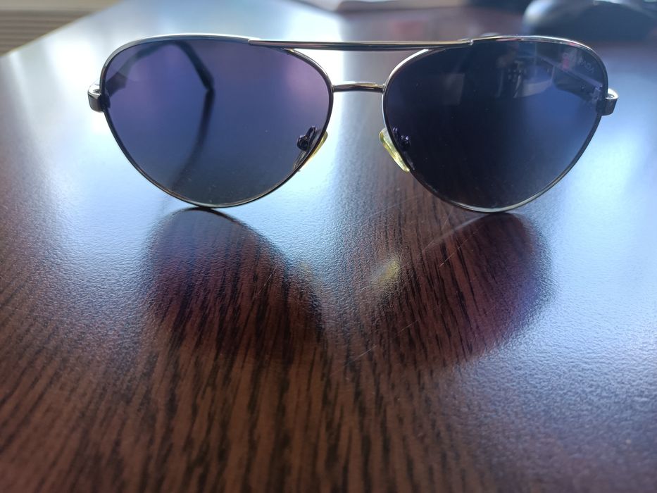 Продавам слънчеви очила.