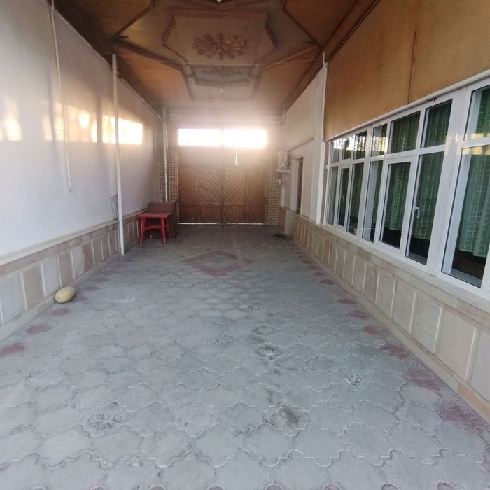 Уй сотилади срочно эски автошкола, хамма мебеллари билан, ремонти яхши