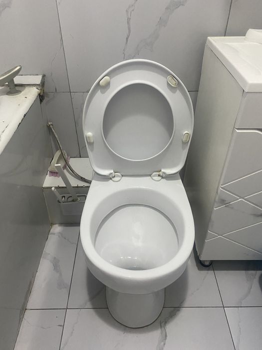 Продам унитаз с крышкой без бочка