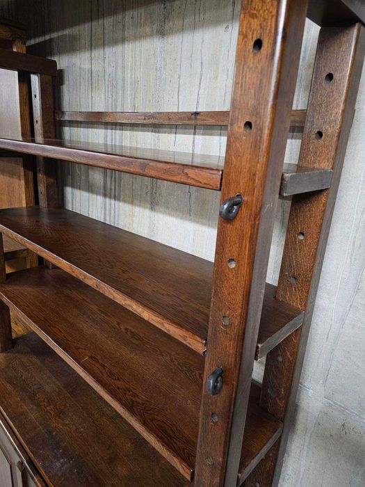 Масивен дъбов шкаф/библиотека с регуриране на рафтовете
