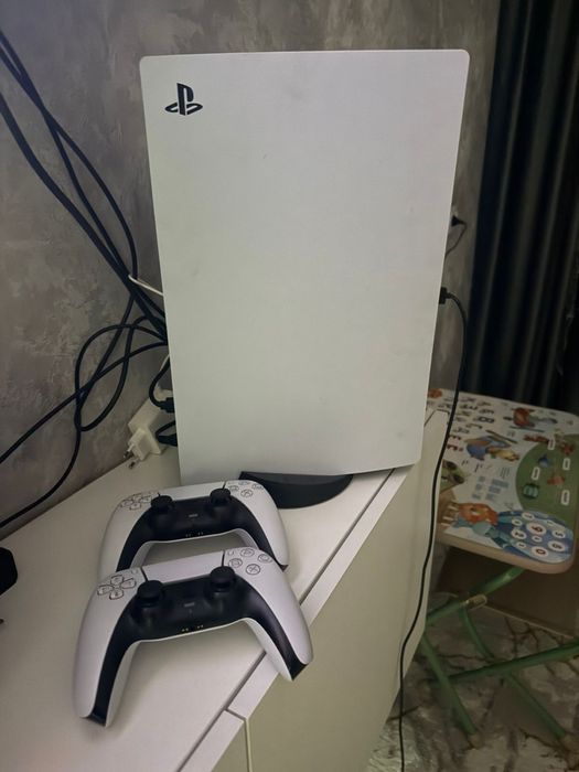 Продам PlayStation 5+2 джойстика + игры