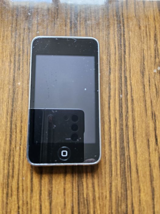 Продавам   ipod  8GB за части