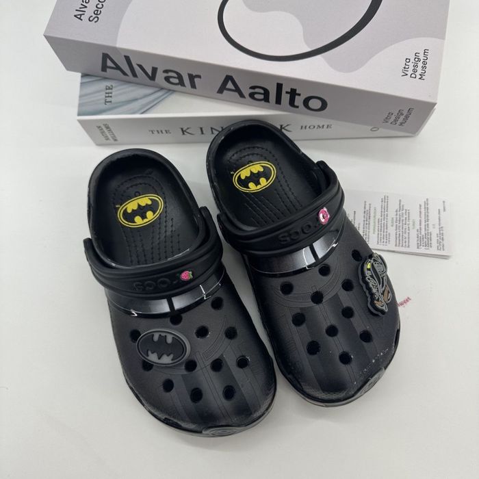 тапочки Crocs x Batman