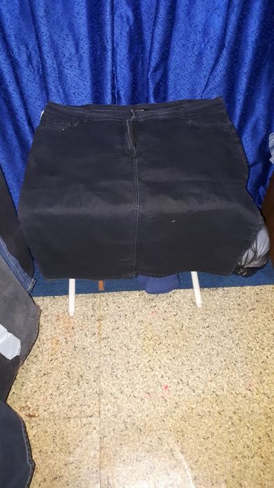 Джинсы разных цветов, джинсовые юбки.