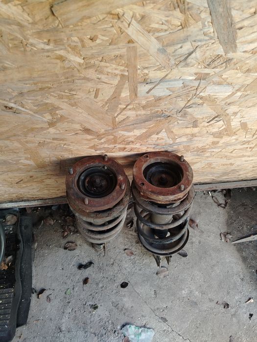 Продам передние амортизаторы в сборе мазда626