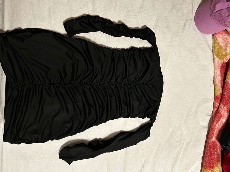 Черна рокля по тялото с паднали рамена