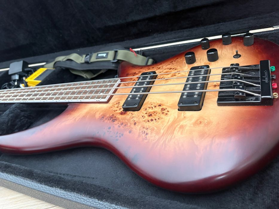 Китара bass Jackson