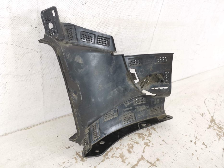 Тесла Модел Y / Tesla Model Y Ляв преден държач на броня, оригинален,