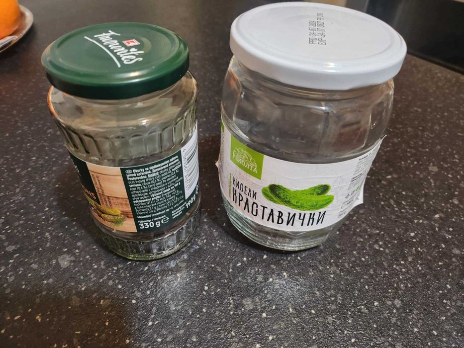 Продавам стъклени буркани с винтова капачка