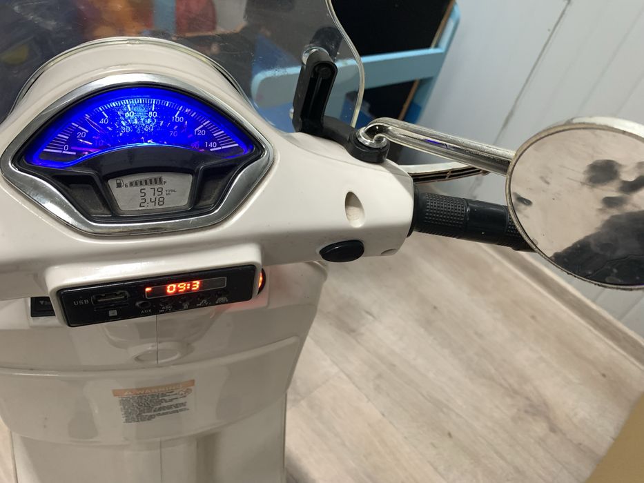 Scooter Vespa electric pentru copii