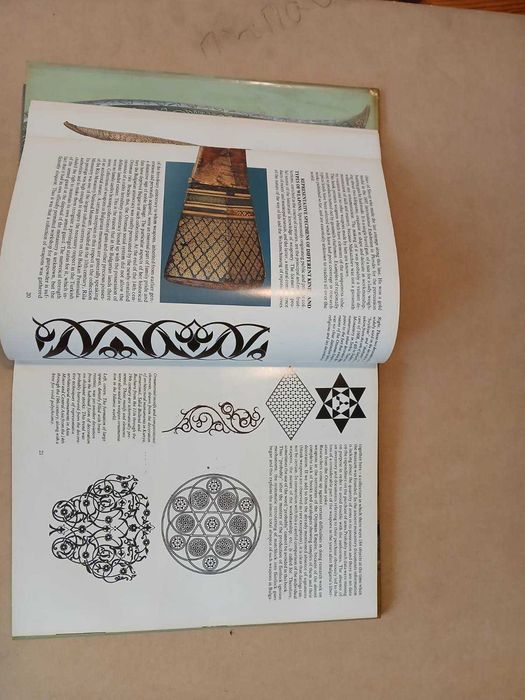 Старинни български оръжия. Книга / Албум-Каталог на английски.