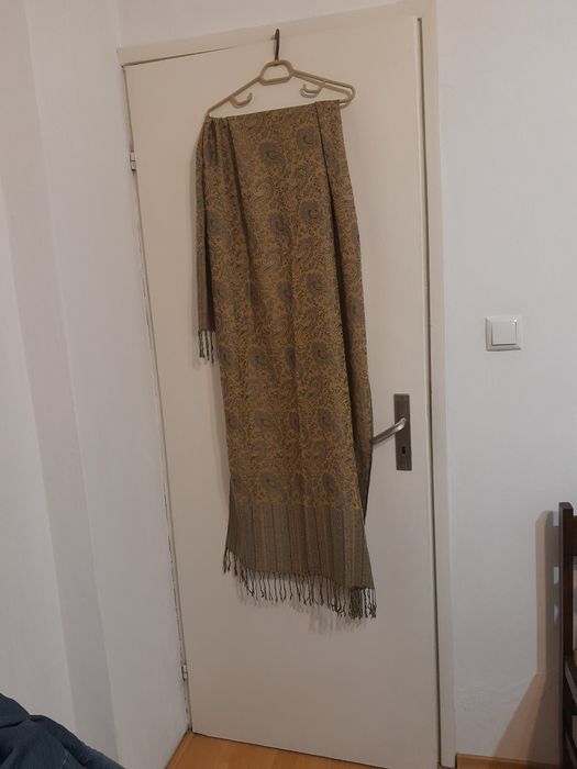 Дамски шал, много стилен и голям