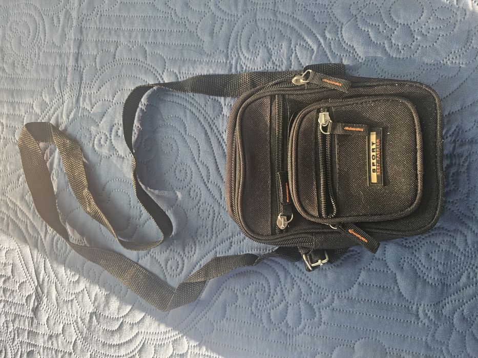 Мъжки чанти за рамо кожени и от плат.Чантата с надпис адидас е платнен