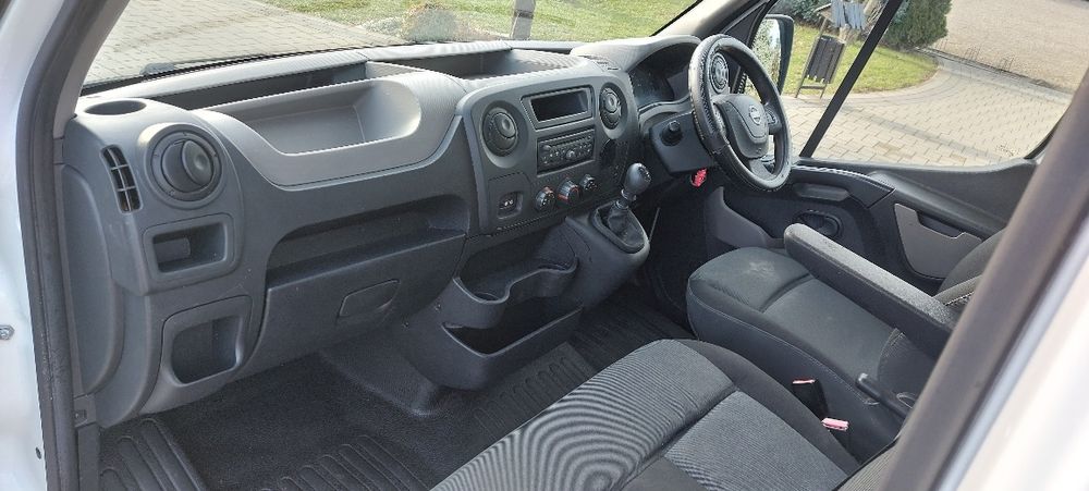 Nissan V 400 din 2013 motor 2.3 diesel Volan pe dreapta Anglia