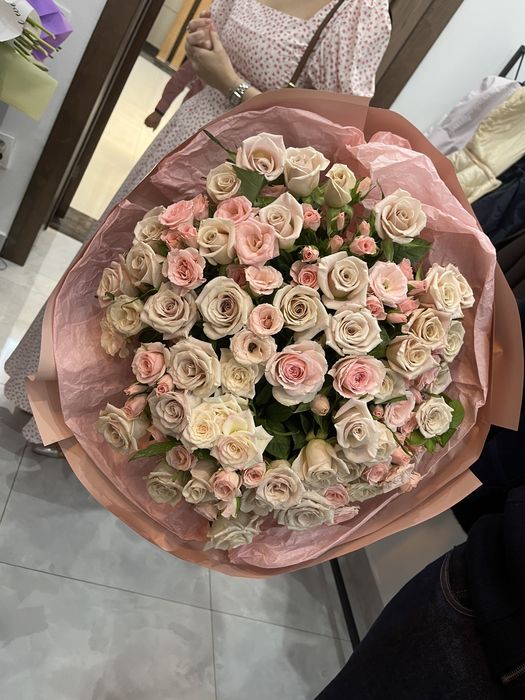 Букетик из кустовых белых бежевых роз , город Тараз