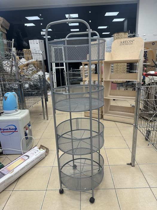 Продавам метален стелаж с 4 кръгли кошници, подходящ за магазини, складове и търговски обекти.