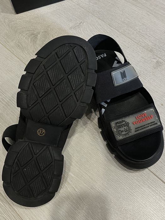 Спортивные сандали BTS