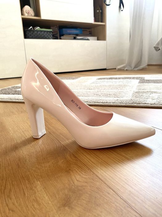 Бели официални токчета