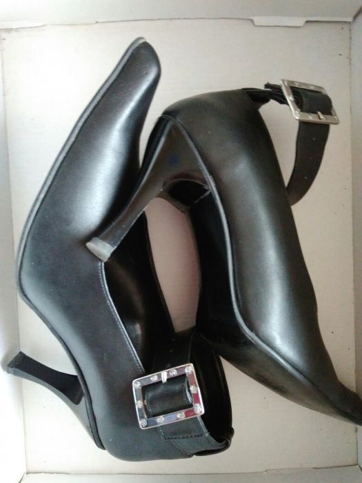 Дамски обувки с катарама