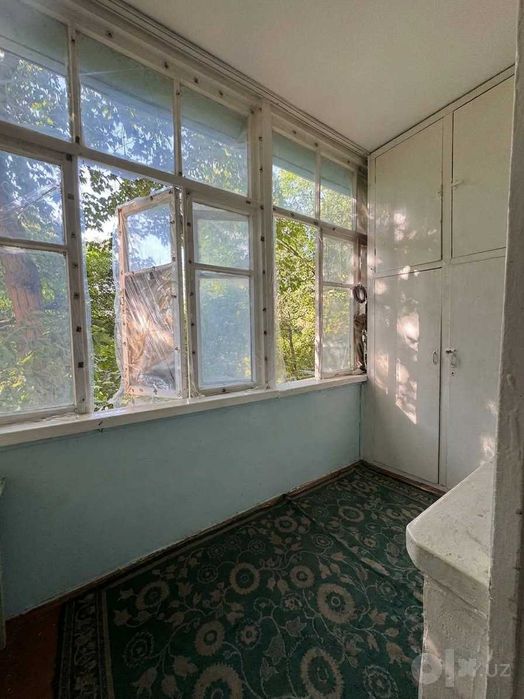 2 xonali uy, Farhod bozori yaqinida, yo'lning yuzida