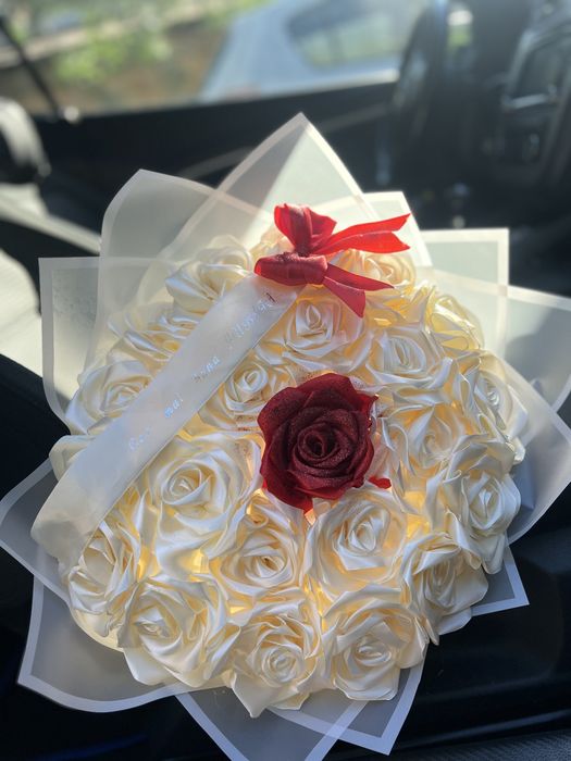 Buchete /aranjamente florale: trandafiri satin