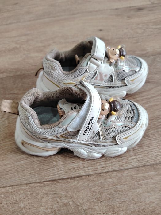 Продам кроссовки для девочки