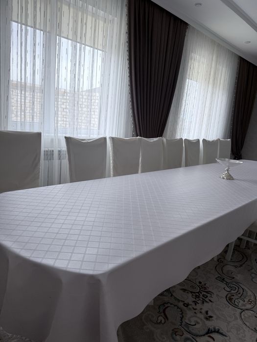 Стол и стуля на гостинный