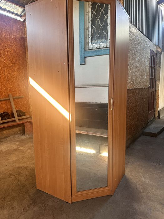 Угловой шкаф вместительный