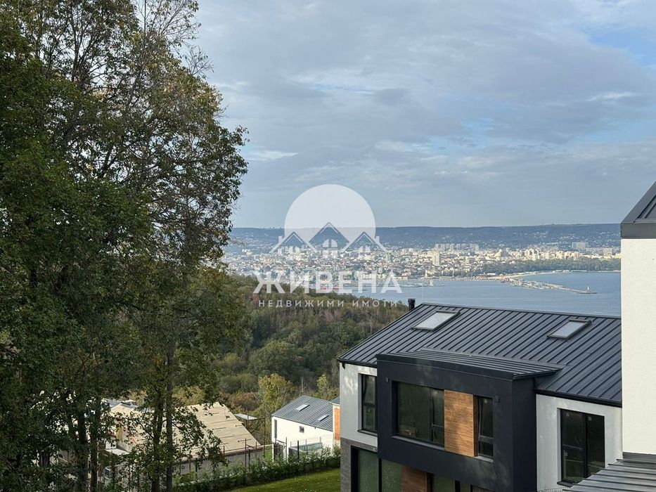 Отдавам двуетажна къща под наем, м-т Зеленика, 197 кв.м, с морска гле