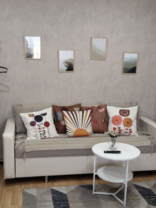 По часам ,ночь, день,сутки