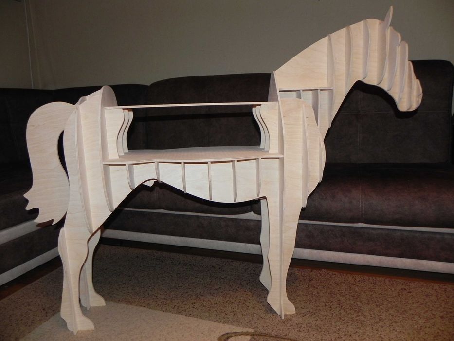 Кон помощна масичка за интериора на дома или партито.