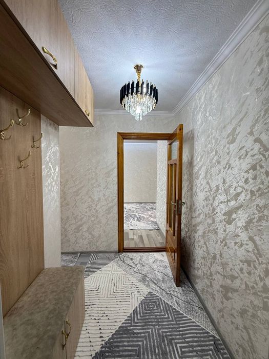 СРОЧНО!!! Продаётся 3-х ком. кв.  на 2 этаже  рест.Зафар Восток