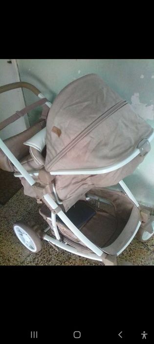 Бебешка количка с лягащ и със сядащ механизъм