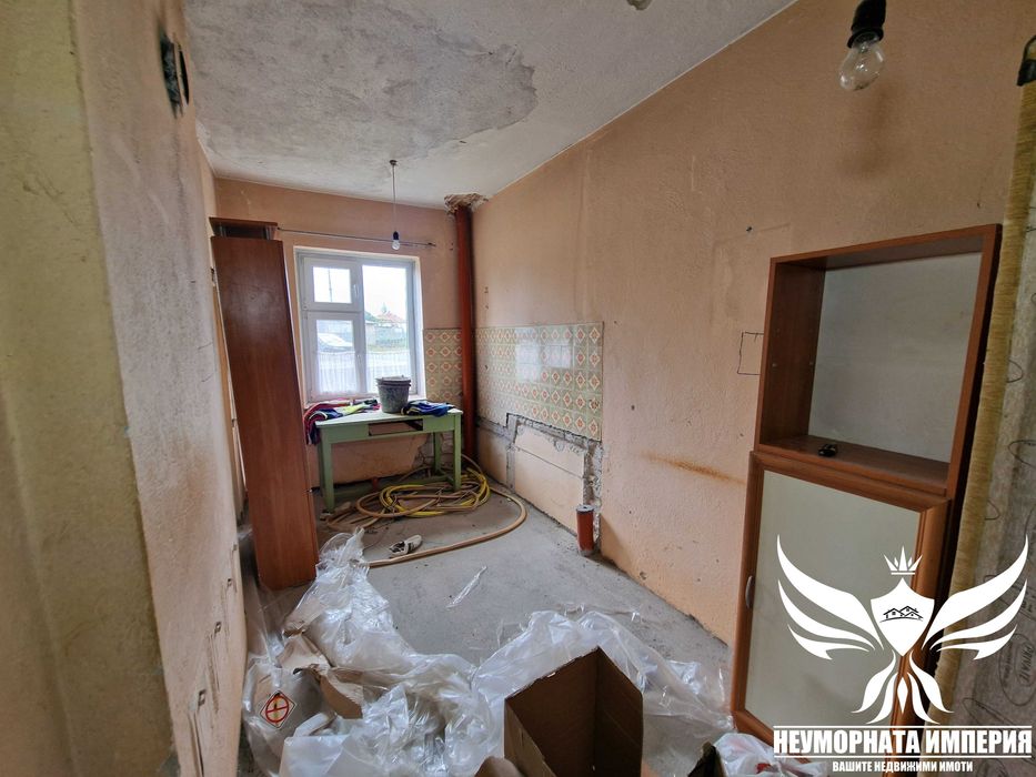 Продавам двуетажна къща с 216РЗП и хубав ъглов двор с площ от 700кв.м. в село Конуш на асфалтов път топ локация