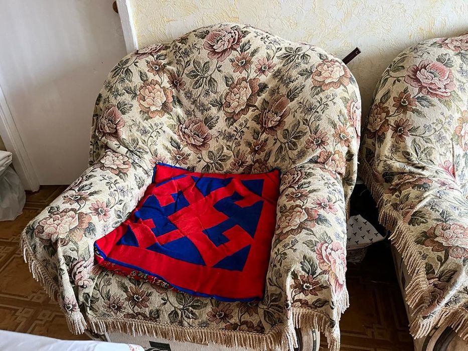 Диван с двумя креслами