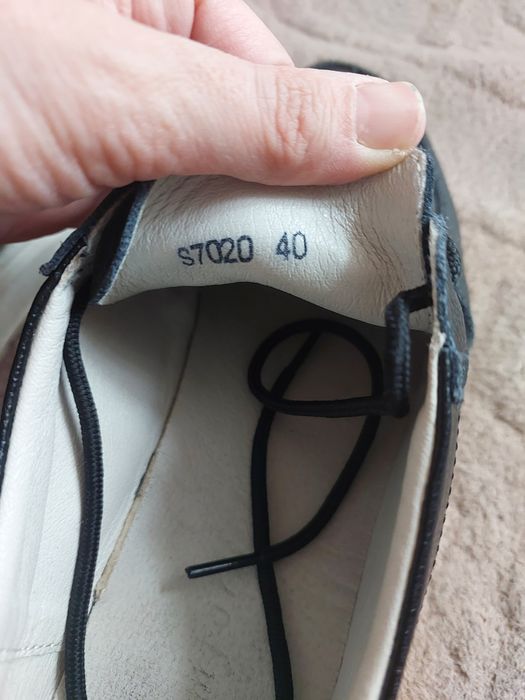 Продам кожаные кроссовки